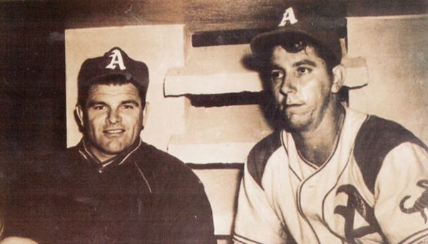 El lanzador cubano Agapito Mayor (a la derecha). En la foto con el pitcher Max Lanier.