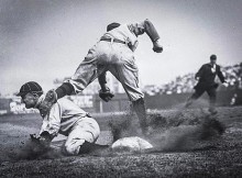 Ty Cobb (Detroit) se caracterizó por su juego fuerte al deslizarse en las bases